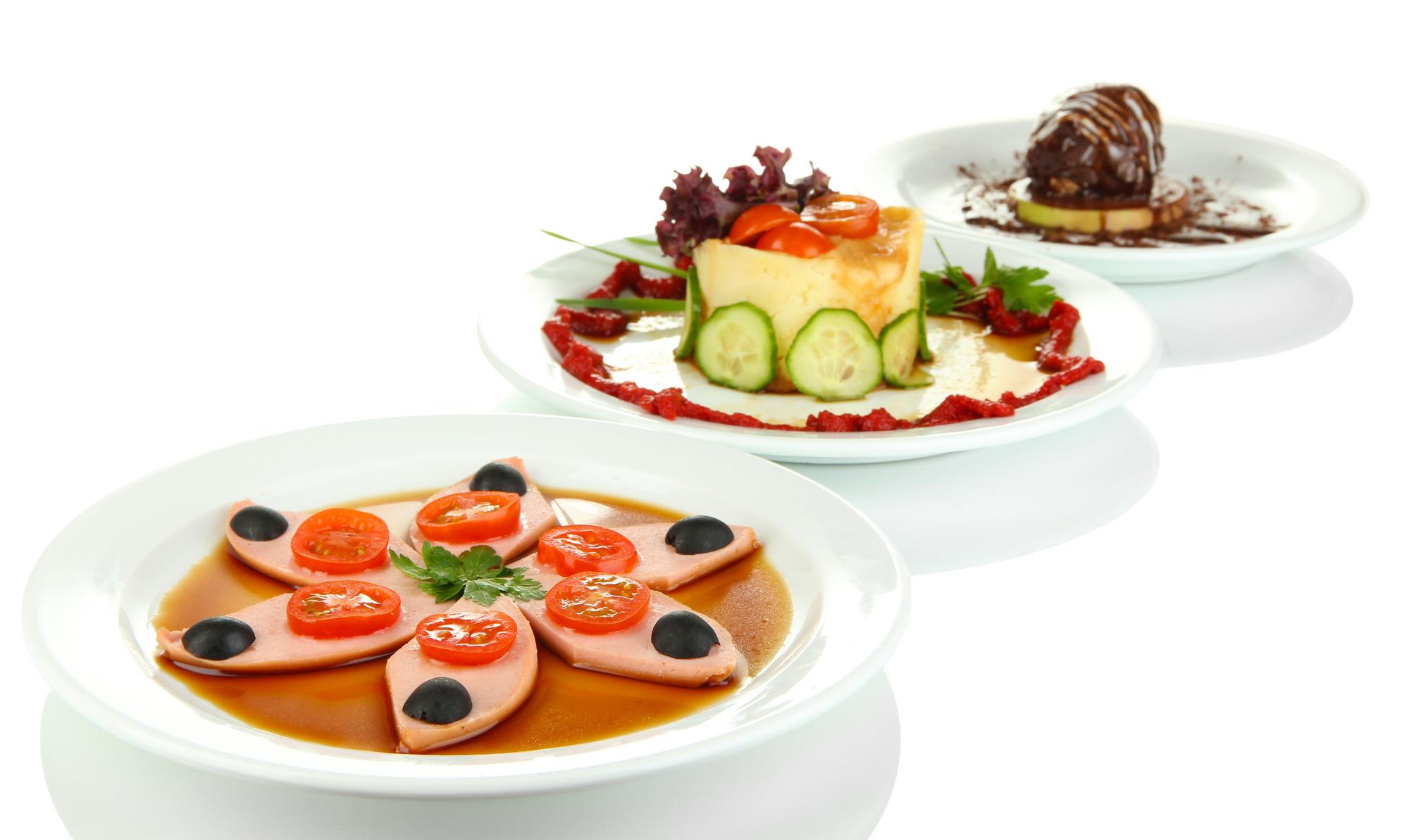 Set di piatti gourmet disposti su tavola elegante